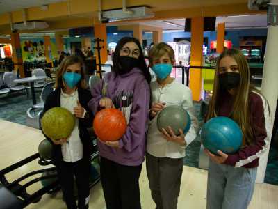 La pista di bowling � l�attrazione in cui troviamo pi� bambini. Ci avviciniamo a un gruppetto intento a buttare gi� il maggior numero di birilli possibile